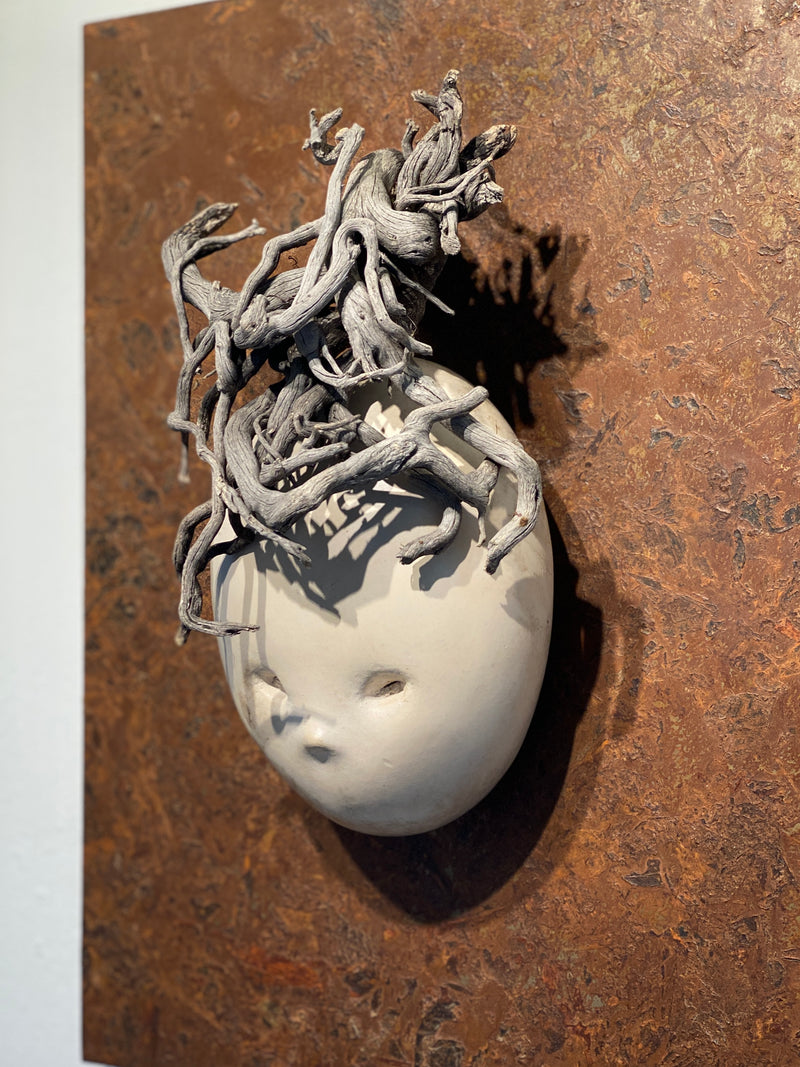 “EFEUGEIST” (THE IVY SPIRIT) BY KATRIN GEIGENMÜLLER – A MYSTICAL RAKU CERAMIC MASK