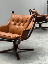 SIGURD RESSEL FOR VATNE MÖBLER „FALCON CHAIR“ CAMEL LEATHER WOOD, NORWAY 1970s