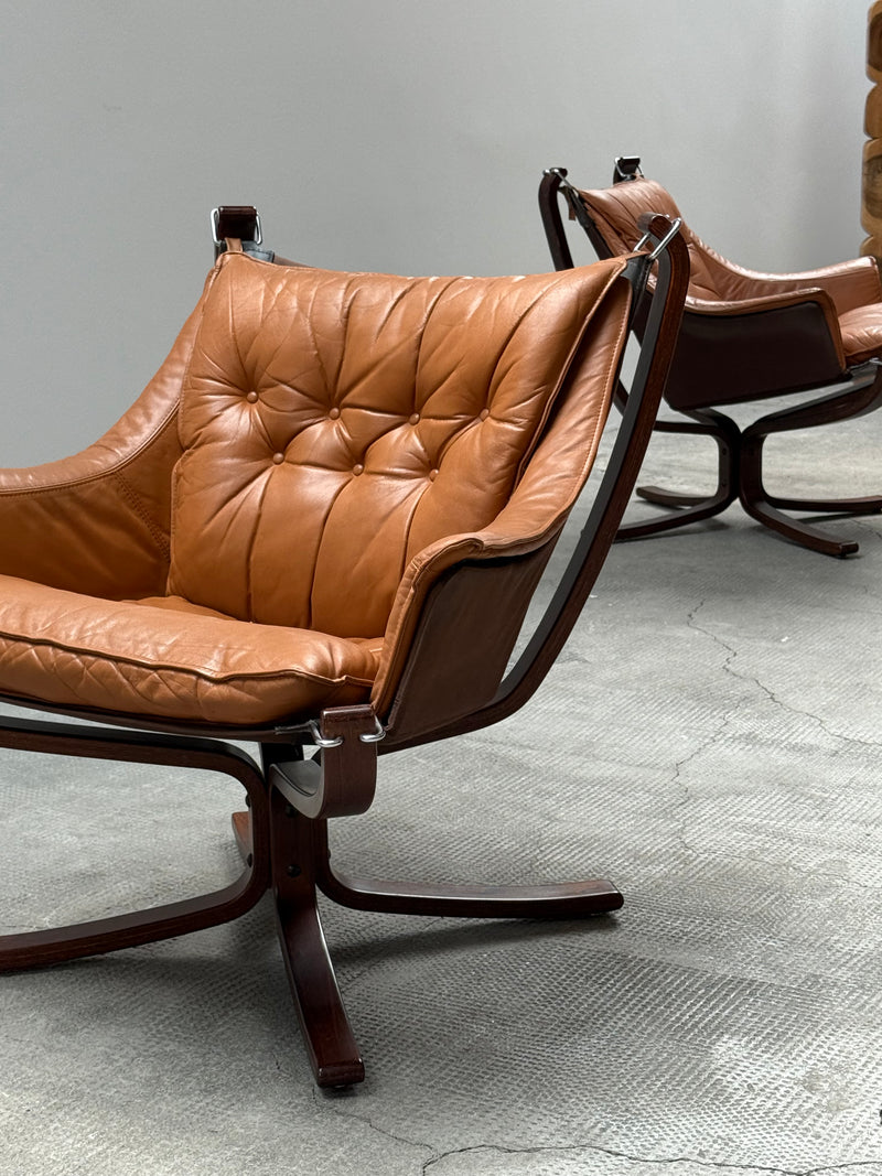 SIGURD RESSEL FOR VATNE MÖBLER „FALCON CHAIR“ CAMEL LEATHER WOOD, NORWAY 1970s