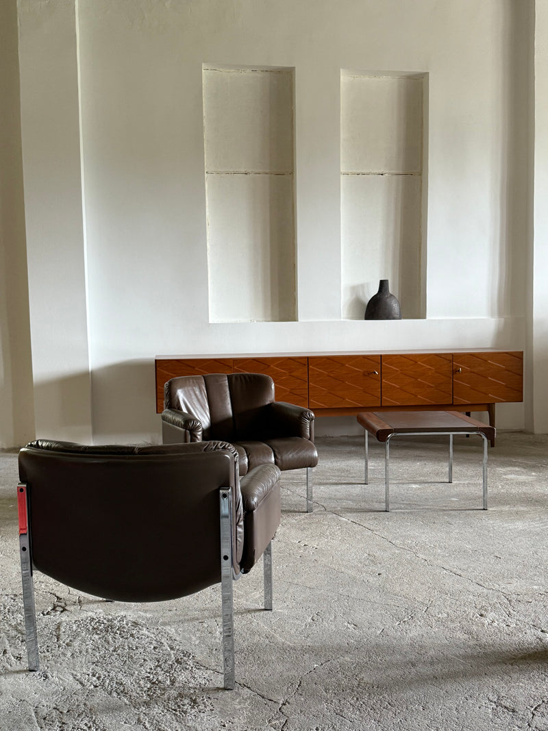 SET OF 2 GIRSBERGER EUROCHAIR ARMCHAIRS BROWN LEATHER CHROMED STEEL & COFFEE TABLE, GERMANY 1970s