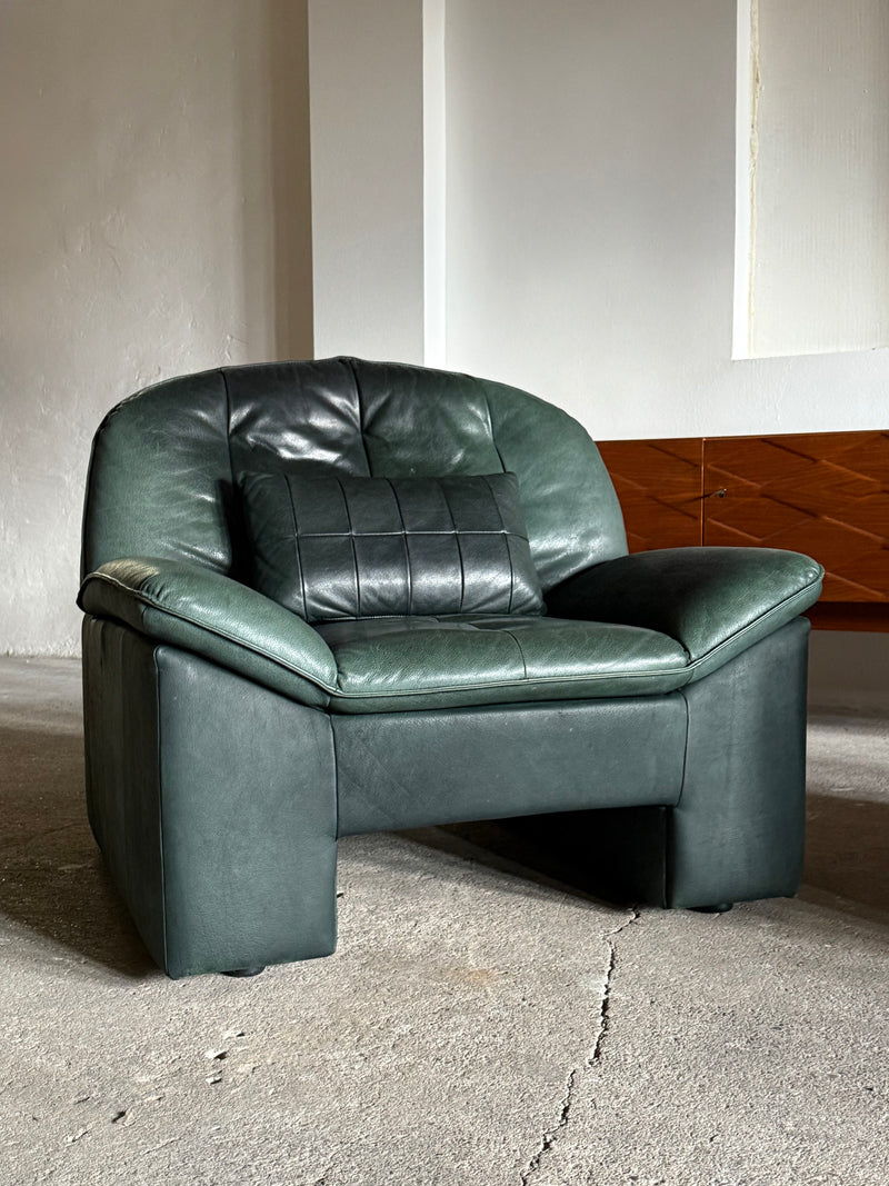 KNOLL SITZMÖBEL BRUTALIST ARMCHAIR & SOFA SET IN THICK GREEN LEATHER, GERMANY 1970s