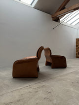 COGNAC LEATHER SEATING GROUP ARMCHAIR SOFA OTTOMAN IM THE STYLE OF DE SEDE, 1980s