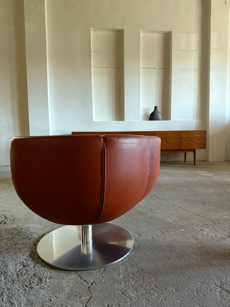 SET OF 2 JEFFREY BERNETT FOR B&B ITALIA „TULIP“ SWIVEL ARMCHAIRS IN LEATHER & STEEL, ITALY 2000s