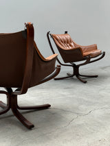 SIGURD RESSEL FOR VATNE MÖBLER „FALCON CHAIR“ CAMEL LEATHER WOOD, NORWAY 1970s
