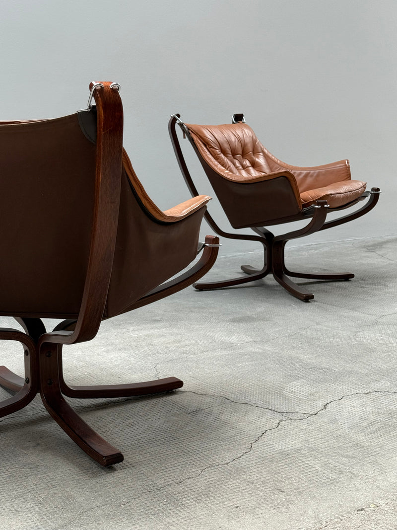 SIGURD RESSEL FOR VATNE MÖBLER „FALCON CHAIR“ CAMEL LEATHER WOOD, NORWAY 1970s