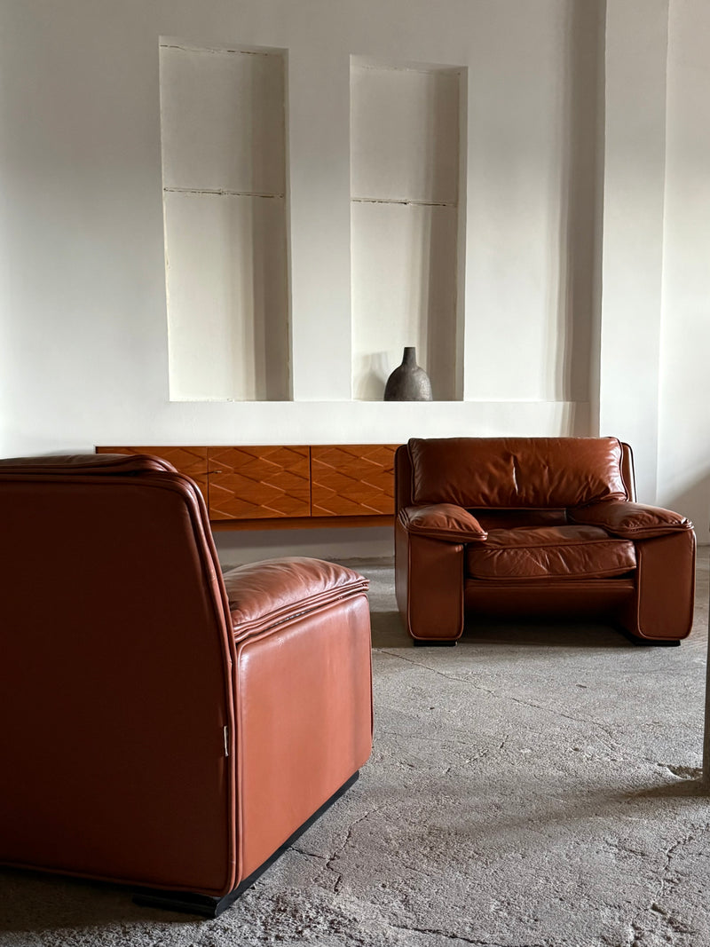 SET OF 2 „THERA“ ARMCHAIRS BY AMMANNATI & VITELLI FOR BRUNATI IN COGNAC LEATHER, ITALY 1980s