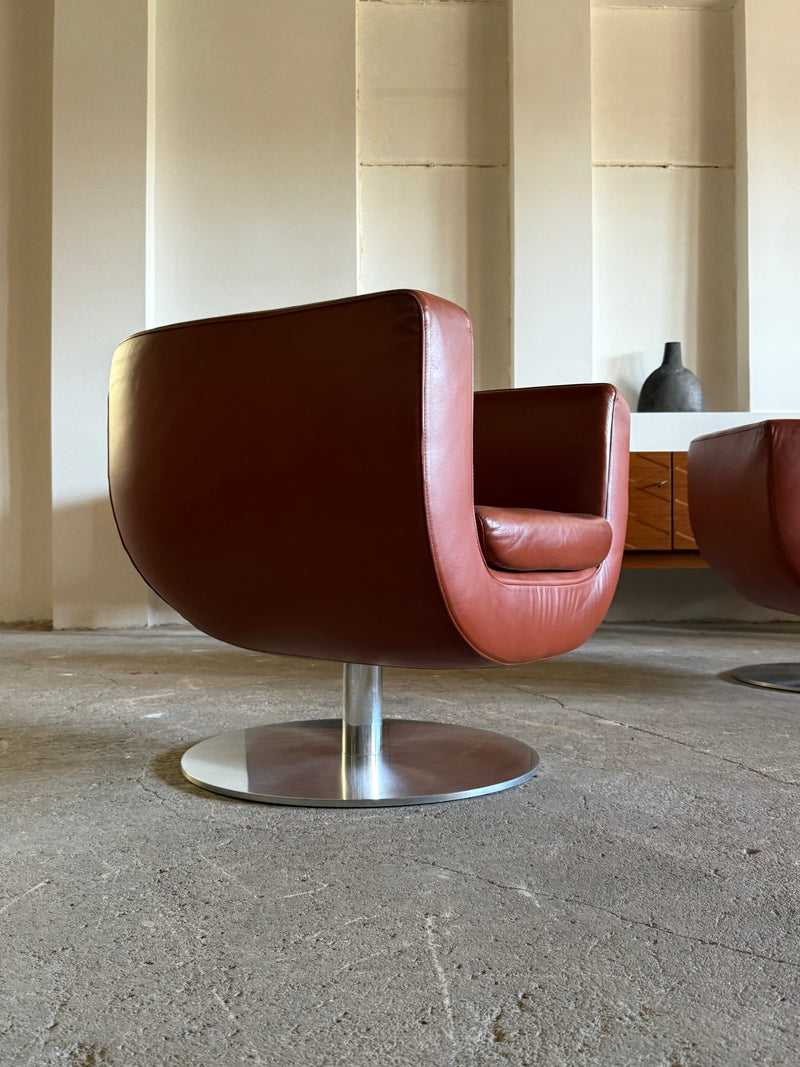 SET OF 2 JEFFREY BERNETT FOR B&B ITALIA „TULIP“ SWIVEL ARMCHAIRS IN LEATHER & STEEL, ITALY 2000s