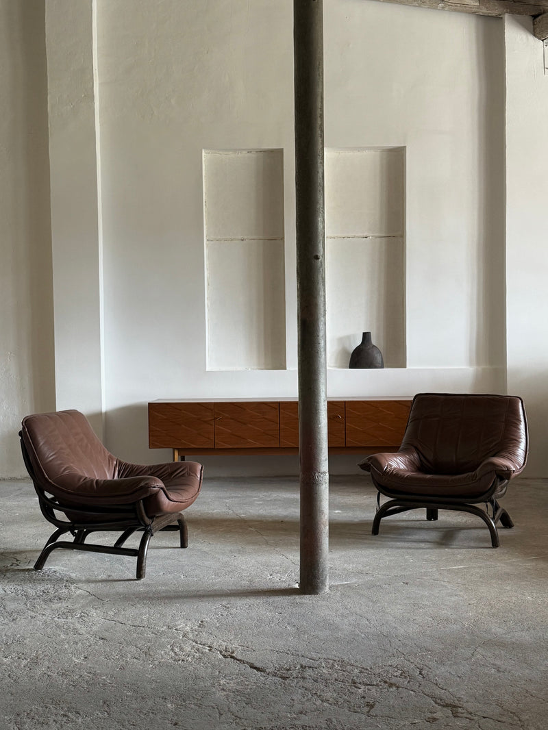 SET OF 2 BAMBOO BROWN LEATHER ARMCHAIRS & COFFEE TABLES, ITALY 1970s