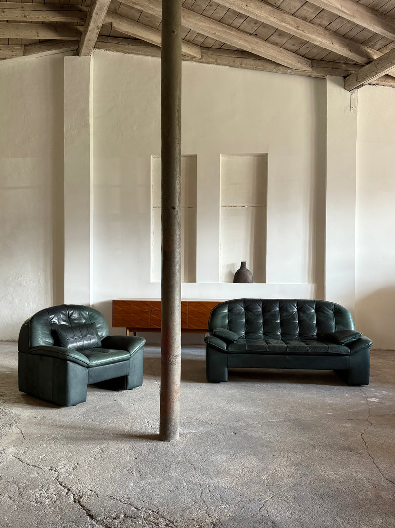 KNOLL SITZMÖBEL BRUTALIST ARMCHAIR & SOFA SET IN THICK GREEN LEATHER, GERMANY 1970s