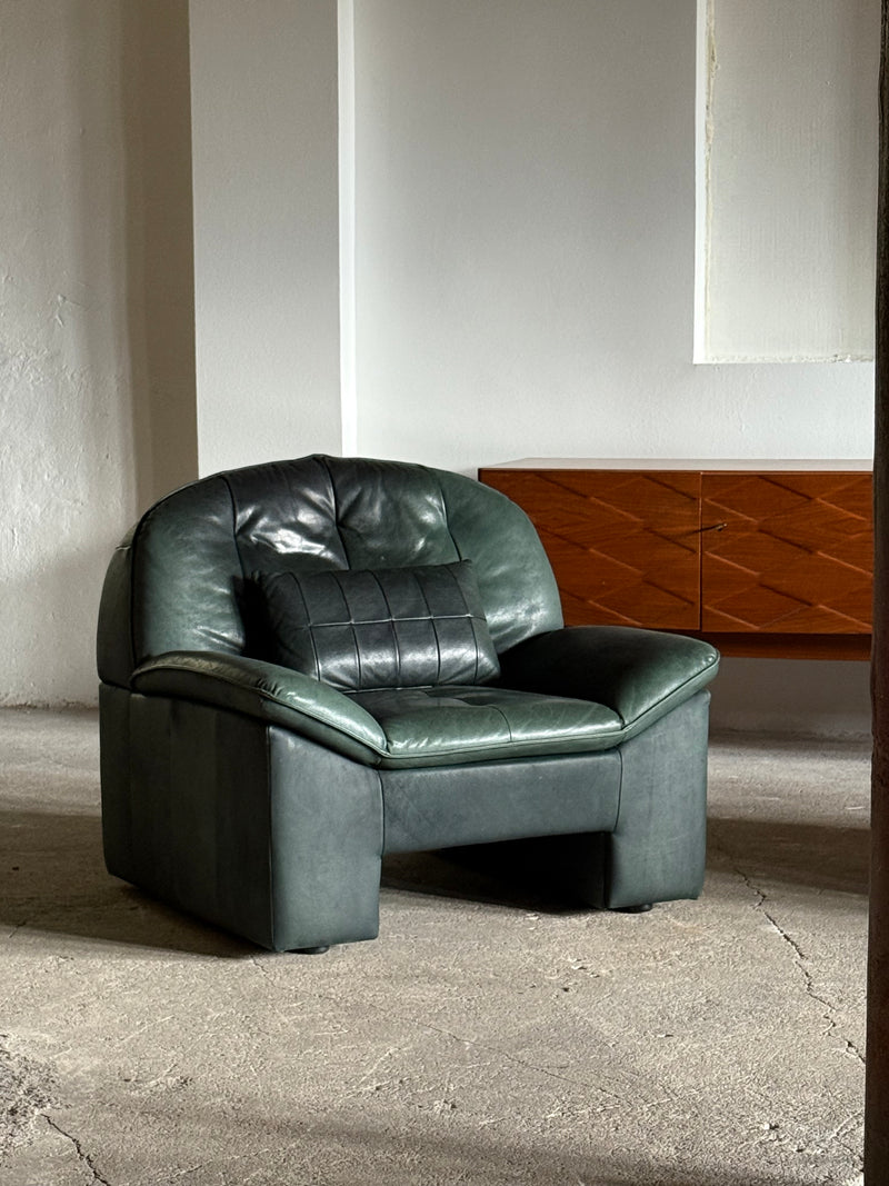KNOLL SITZMÖBEL BRUTALIST ARMCHAIR & SOFA SET IN THICK GREEN LEATHER, GERMANY 1970s