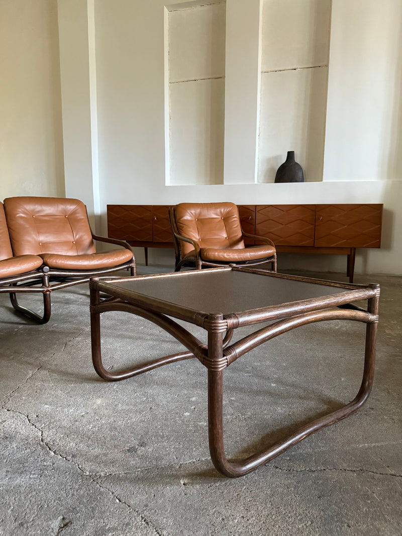 IKEA „BADEN“ BAMBOO COGNAC LEATHER SEATING GROUP 2 ARMCHAIRS, SOFA & COFFEE TABLE, SWEDEN 1970s