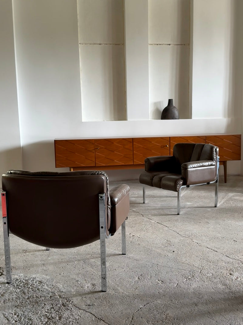 SET OF 2 GIRSBERGER EUROCHAIR ARMCHAIRS BROWN LEATHER CHROMED STEEL & COFFEE TABLE, GERMANY 1970s