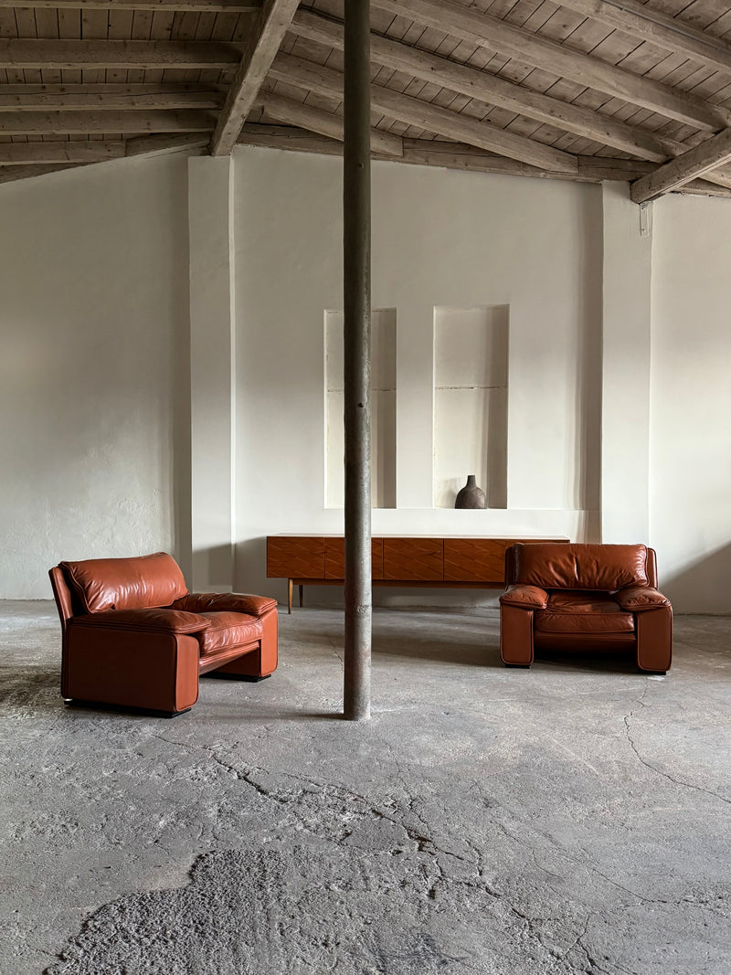 SET OF 2 „THERA“ ARMCHAIRS BY AMMANNATI & VITELLI FOR BRUNATI IN COGNAC LEATHER, ITALY 1980s