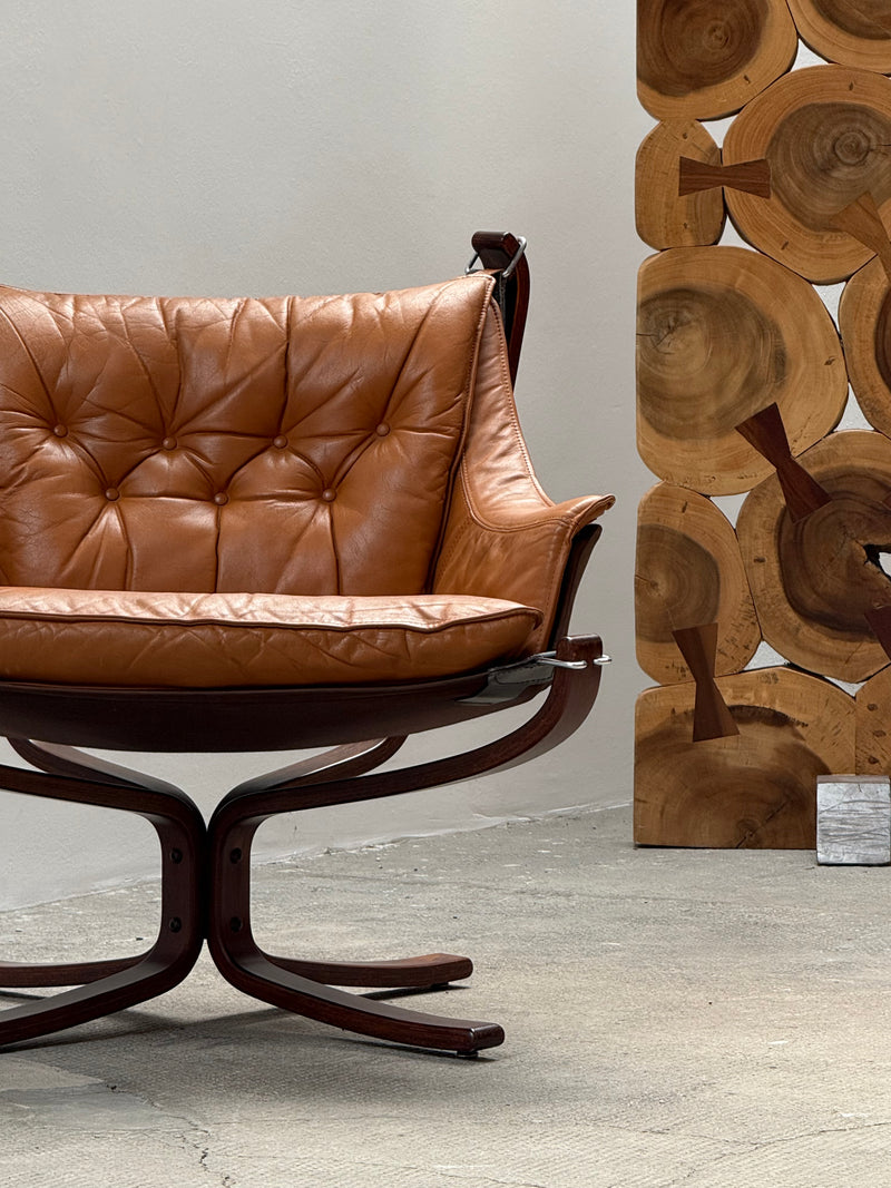 SIGURD RESSEL FOR VATNE MÖBLER „FALCON CHAIR“ CAMEL LEATHER WOOD, NORWAY 1970s