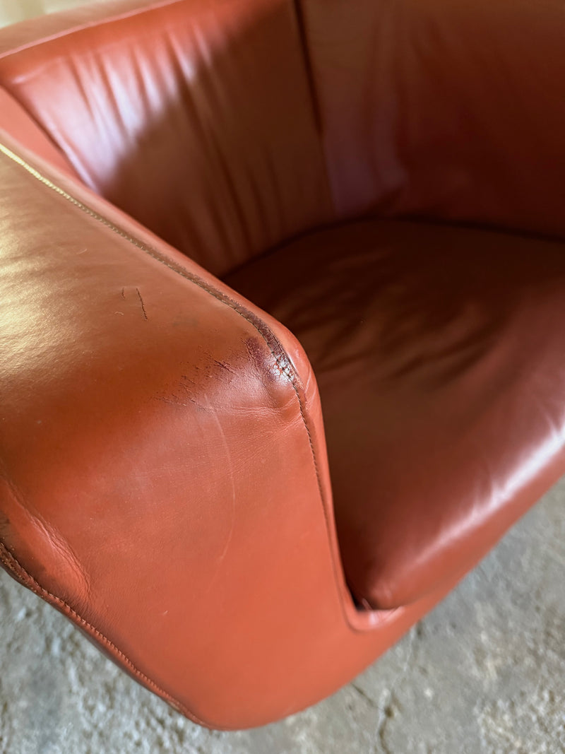 SET OF 2 JEFFREY BERNETT FOR B&B ITALIA „TULIP“ SWIVEL ARMCHAIRS IN LEATHER & STEEL, ITALY 2000s