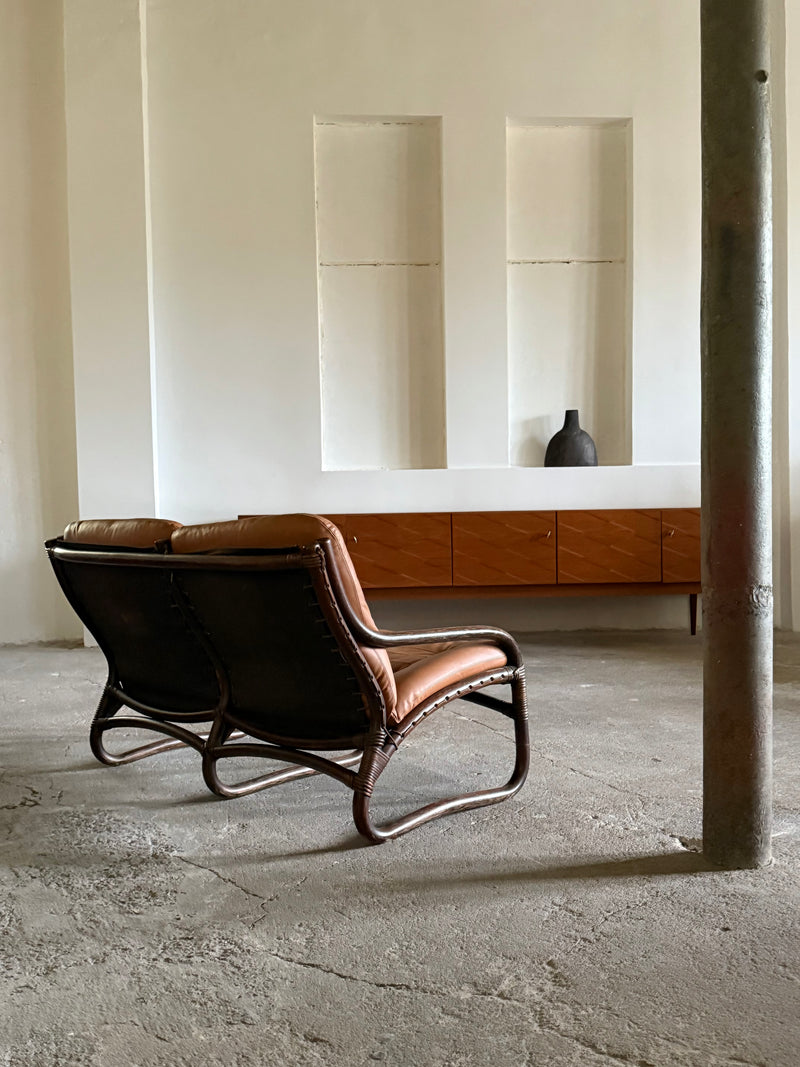 IKEA „BADEN“ BAMBOO COGNAC LEATHER SEATING GROUP 2 ARMCHAIRS, SOFA & COFFEE TABLE, SWEDEN 1970s