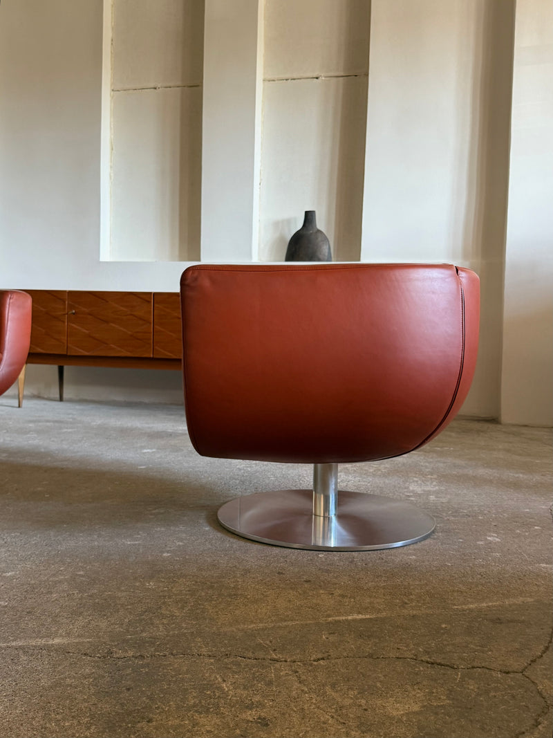 SET OF 2 JEFFREY BERNETT FOR B&B ITALIA „TULIP“ SWIVEL ARMCHAIRS IN LEATHER & STEEL, ITALY 2000s