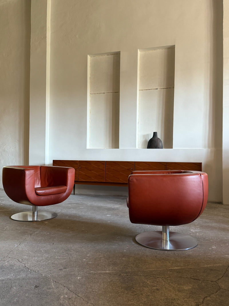 SET OF 2 JEFFREY BERNETT FOR B&B ITALIA „TULIP“ SWIVEL ARMCHAIRS IN LEATHER & STEEL, ITALY 2000s