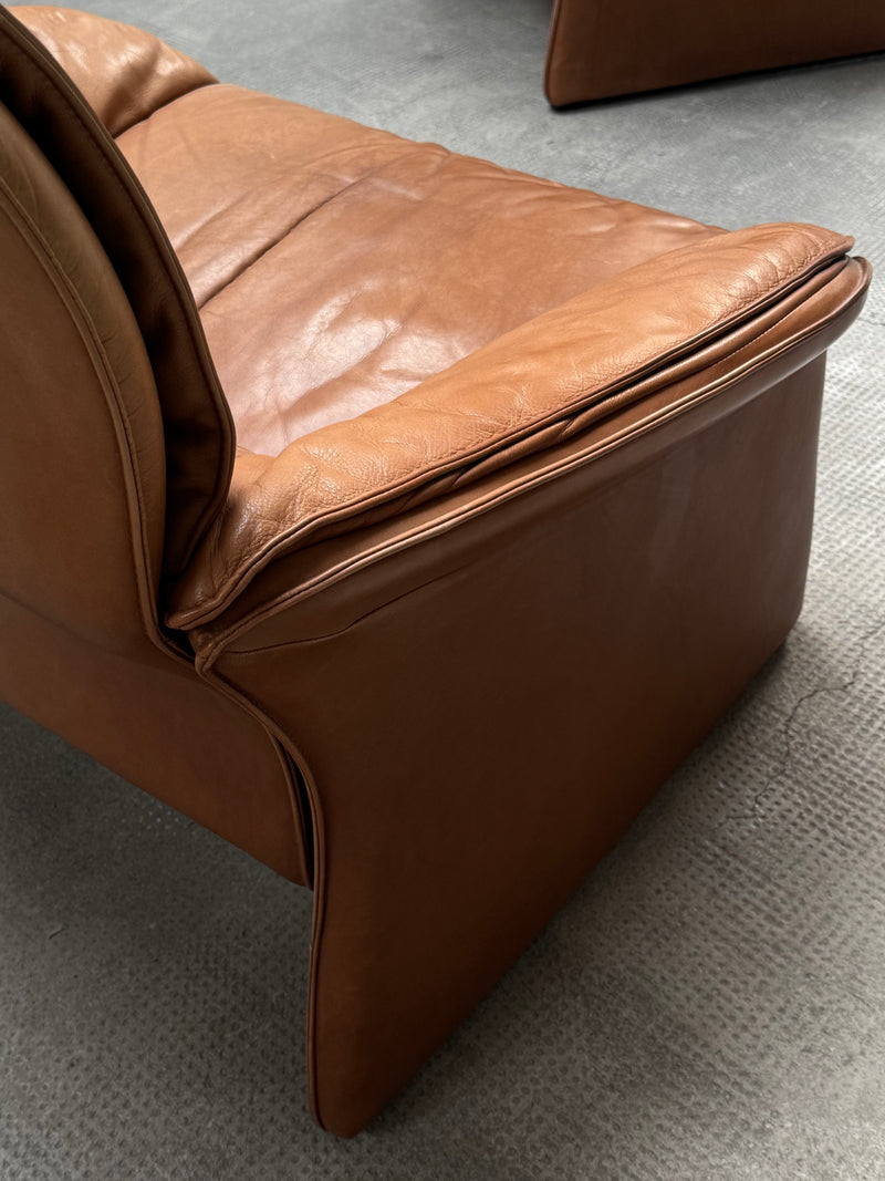 COGNAC LEATHER SEATING GROUP ARMCHAIR SOFA OTTOMAN IM THE STYLE OF DE SEDE, 1980s