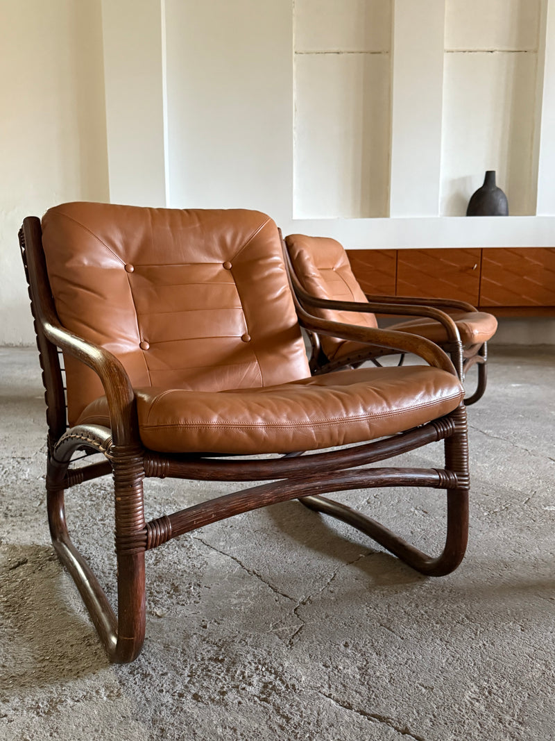 IKEA „BADEN“ BAMBOO COGNAC LEATHER SEATING GROUP 2 ARMCHAIRS, SOFA & COFFEE TABLE, SWEDEN 1970s