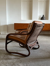 IKEA „BADEN“ BAMBOO COGNAC LEATHER SEATING GROUP 2 ARMCHAIRS, SOFA & COFFEE TABLE, SWEDEN 1970s