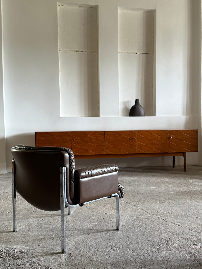 SET OF 2 GIRSBERGER EUROCHAIR ARMCHAIRS BROWN LEATHER CHROMED STEEL & COFFEE TABLE, GERMANY 1970s