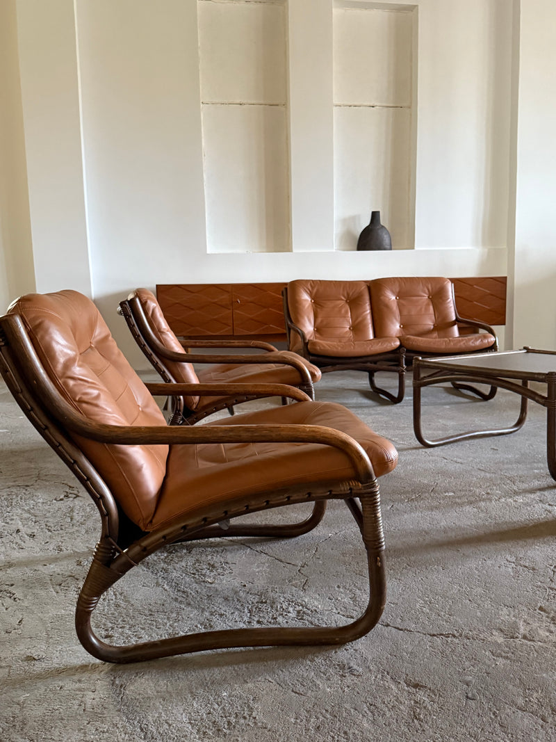 IKEA „BADEN“ BAMBOO COGNAC LEATHER SEATING GROUP 2 ARMCHAIRS, SOFA & COFFEE TABLE, SWEDEN 1970s