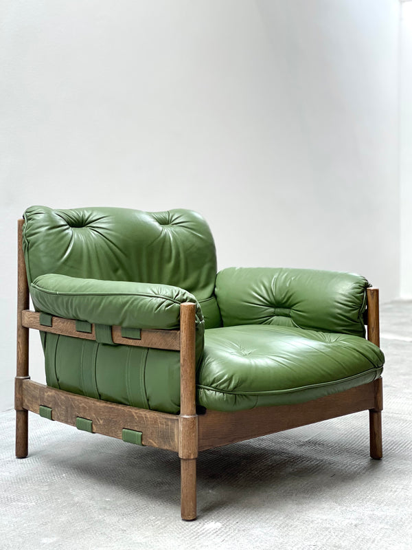 Korsett und Schuhe mit geknöpftem Sessel … – Bild kaufen – 13581402 ❘  living4media