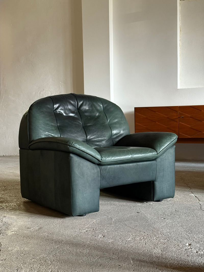 KNOLL SITZMÖBEL BRUTALIST ARMCHAIR & SOFA SET IN THICK GREEN LEATHER, GERMANY 1970s