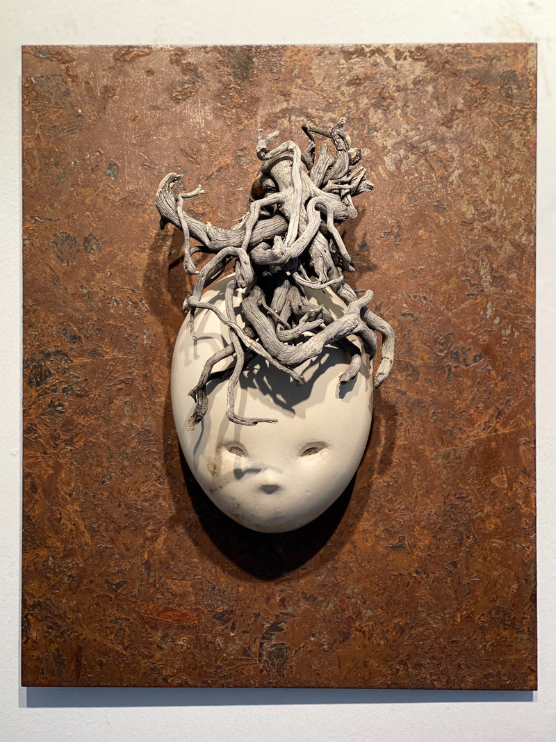 “EFEUGEIST” (THE IVY SPIRIT) BY KATRIN GEIGENMÜLLER – A MYSTICAL RAKU CERAMIC MASK