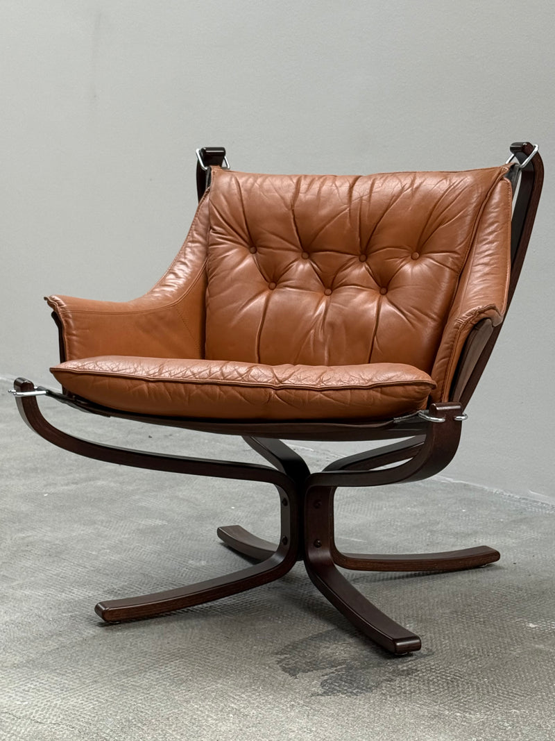 SIGURD RESSEL FOR VATNE MÖBLER „FALCON CHAIR“ CAMEL LEATHER WOOD, NORWAY 1970s