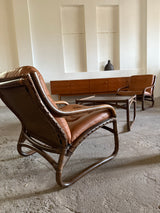 IKEA „BADEN“ BAMBOO COGNAC LEATHER SEATING GROUP 2 ARMCHAIRS, SOFA & COFFEE TABLE, SWEDEN 1970s