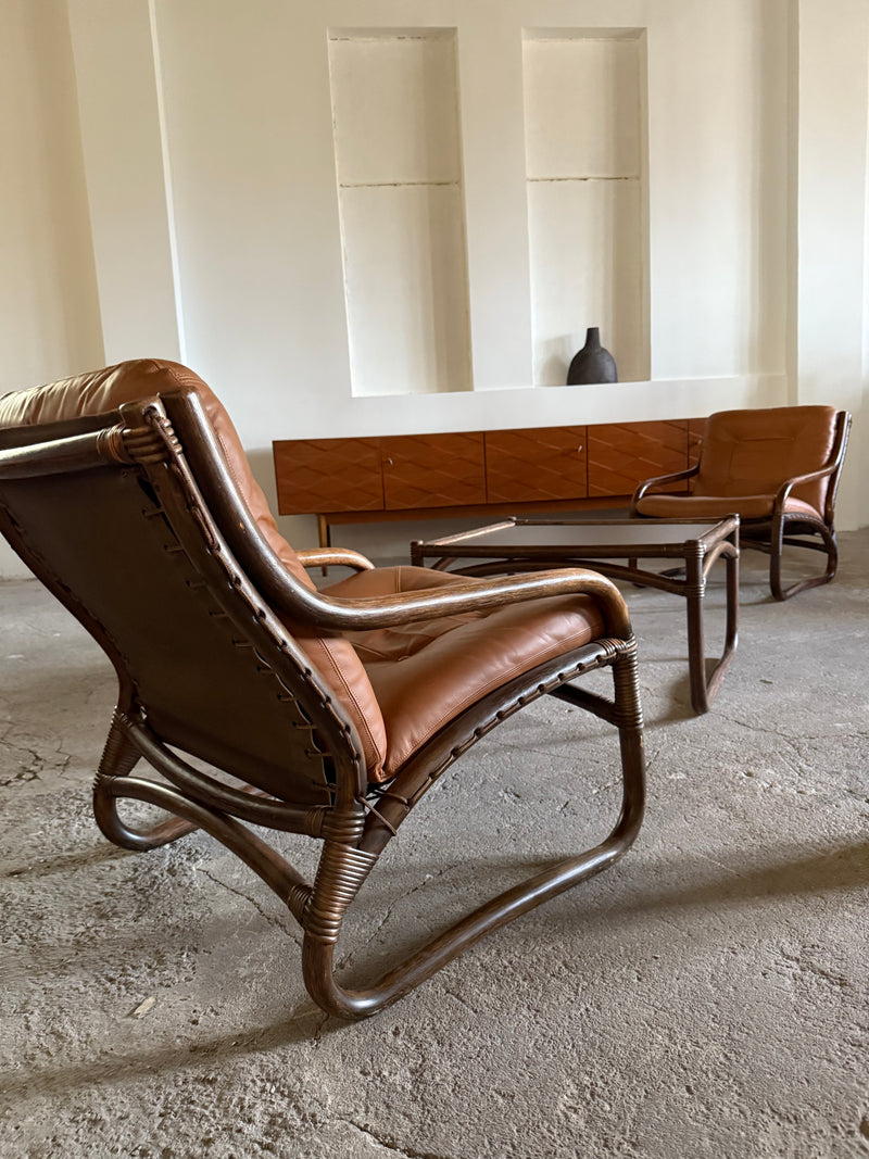 IKEA „BADEN“ BAMBOO COGNAC LEATHER SEATING GROUP 2 ARMCHAIRS, SOFA & COFFEE TABLE, SWEDEN 1970s