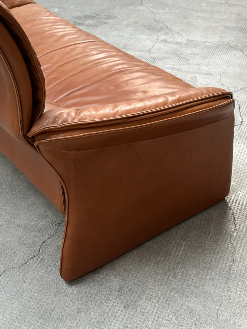 COGNAC LEATHER SEATING GROUP ARMCHAIR SOFA OTTOMAN IM THE STYLE OF DE SEDE, 1980s