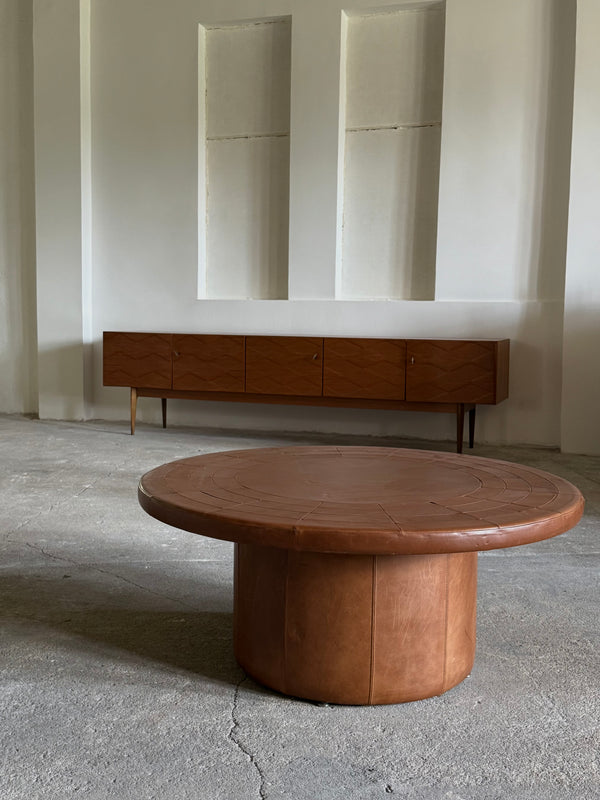DE SEDE COFFEE TABLE COGNAC LEATHER, SWITZERLAND 1970s