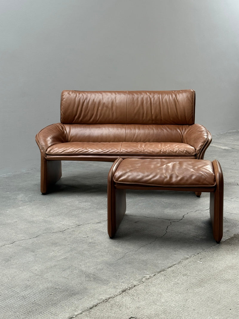 COGNAC LEATHER SEATING GROUP ARMCHAIR SOFA OTTOMAN IM THE STYLE OF DE SEDE, 1980s