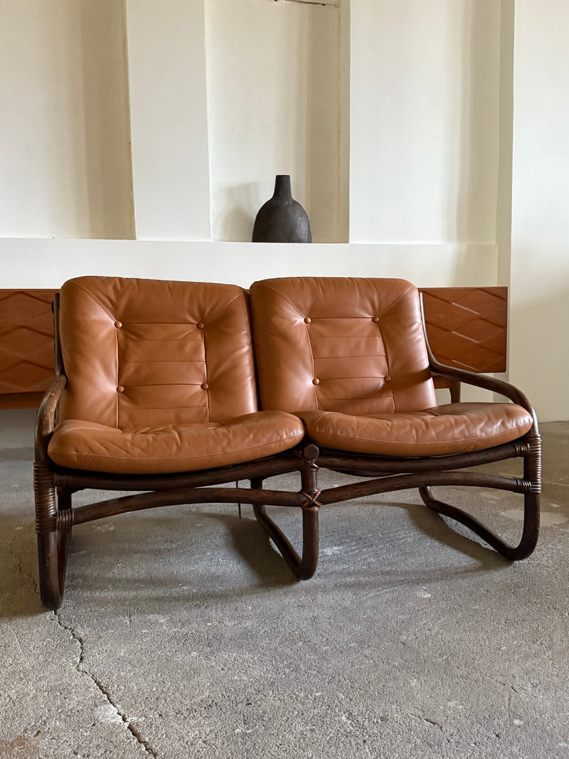 IKEA „BADEN“ BAMBOO COGNAC LEATHER SEATING GROUP 2 ARMCHAIRS, SOFA & COFFEE TABLE, SWEDEN 1970s