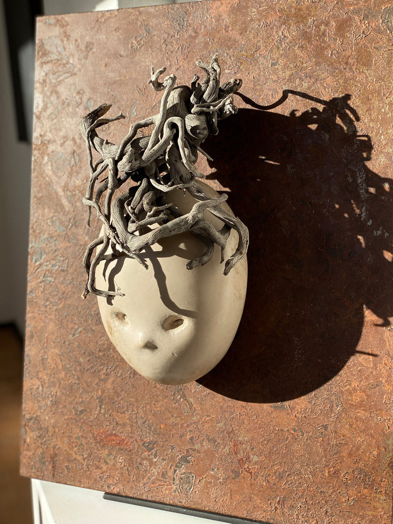 “EFEUGEIST” (THE IVY SPIRIT) BY KATRIN GEIGENMÜLLER – A MYSTICAL RAKU CERAMIC MASK