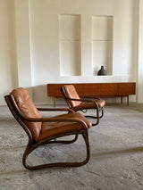 IKEA „BADEN“ BAMBOO COGNAC LEATHER SEATING GROUP 2 ARMCHAIRS, SOFA & COFFEE TABLE, SWEDEN 1970s