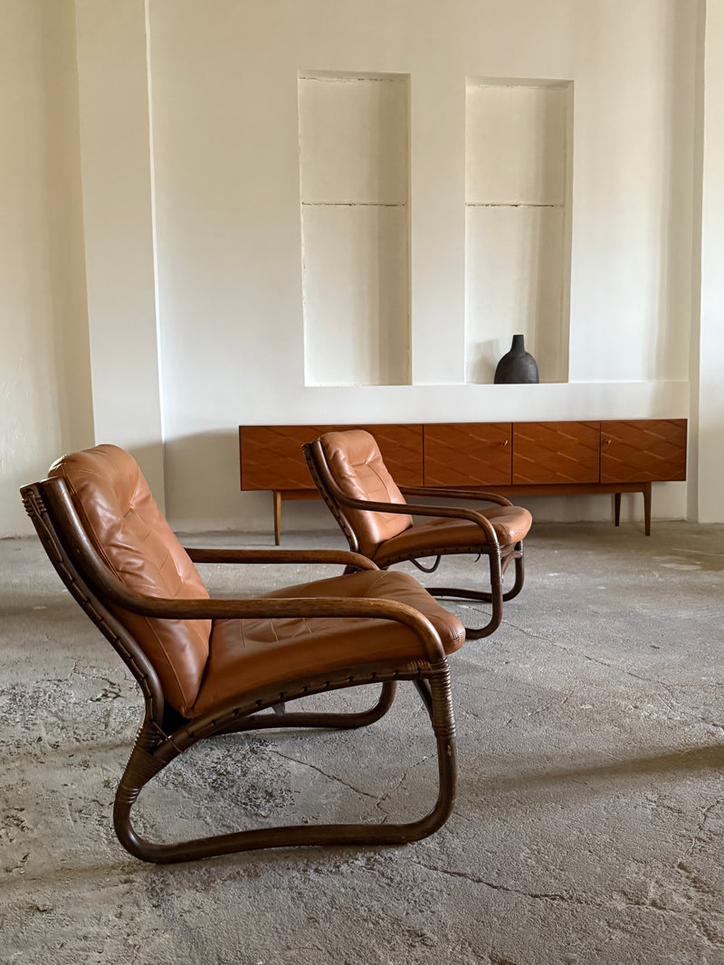 IKEA „BADEN“ BAMBOO COGNAC LEATHER SEATING GROUP 2 ARMCHAIRS, SOFA & COFFEE TABLE, SWEDEN 1970s
