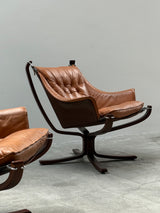 SIGURD RESSEL FOR VATNE MÖBLER „FALCON CHAIR“ CAMEL LEATHER WOOD, NORWAY 1970s