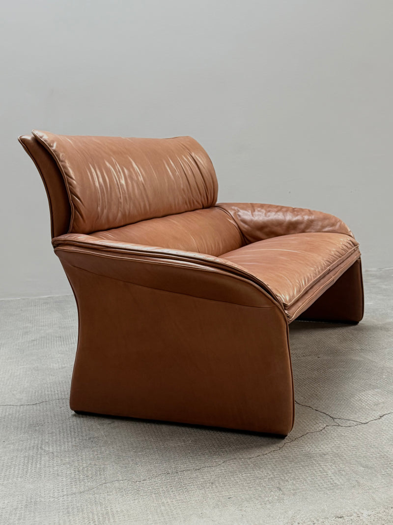 COGNAC LEATHER SEATING GROUP ARMCHAIR SOFA OTTOMAN IM THE STYLE OF DE SEDE, 1980s