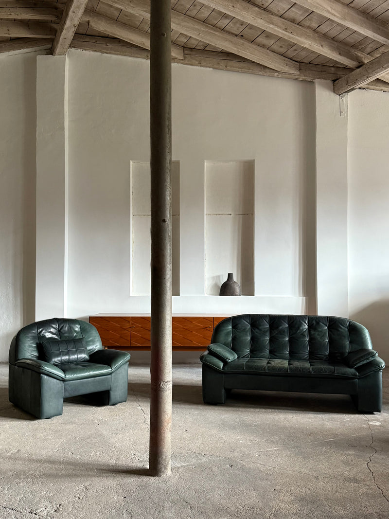 KNOLL SITZMÖBEL BRUTALIST ARMCHAIR & SOFA SET IN THICK GREEN LEATHER, GERMANY 1970s