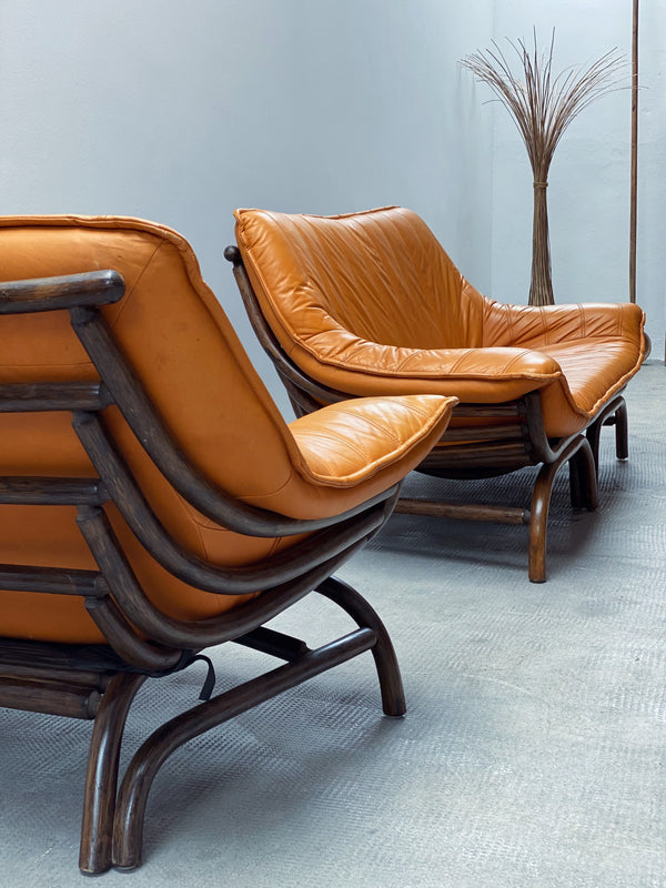 Italien 1960er Jahre Bambus Cognac Leder Sessel & Sofa / 2-Sitzer Set