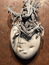 “EFEUGEIST” (THE IVY SPIRIT) BY KATRIN GEIGENMÜLLER – A MYSTICAL RAKU CERAMIC MASK