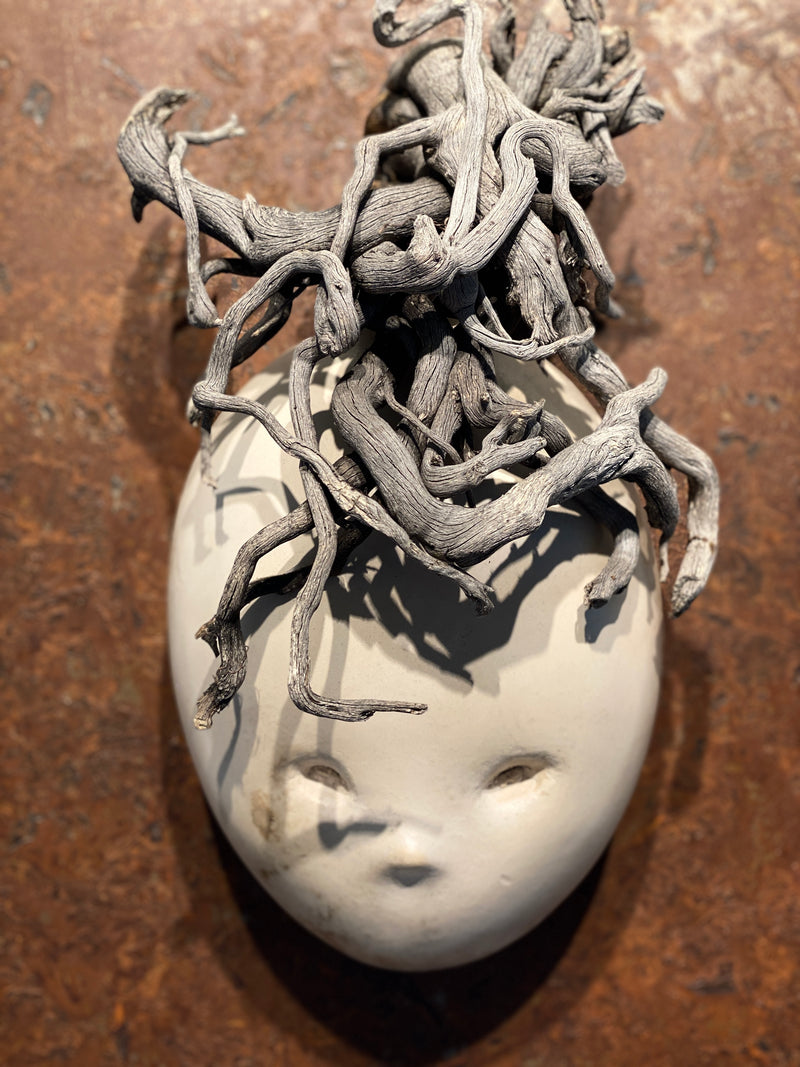 “EFEUGEIST” (THE IVY SPIRIT) BY KATRIN GEIGENMÜLLER – A MYSTICAL RAKU CERAMIC MASK