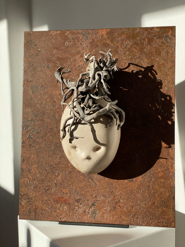 “EFEUGEIST” (THE IVY SPIRIT) BY KATRIN GEIGENMÜLLER – A MYSTICAL RAKU CERAMIC MASK