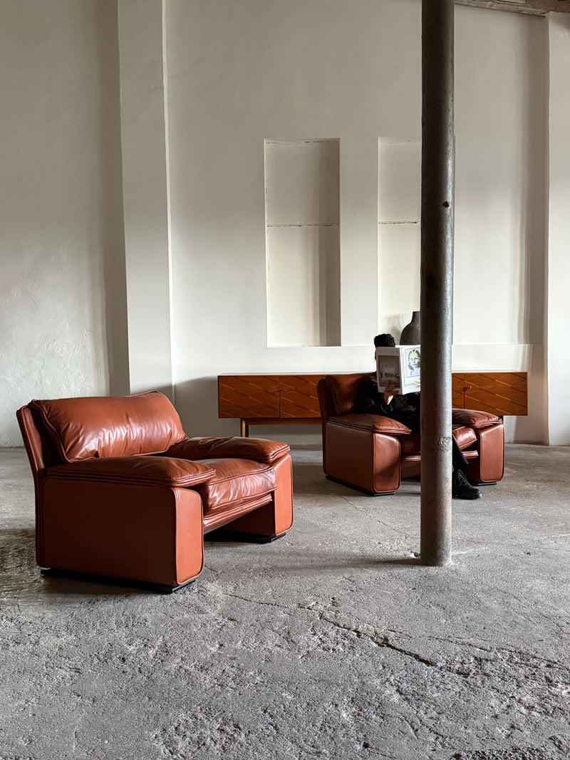 SET OF 2 „THERA“ ARMCHAIRS BY AMMANNATI & VITELLI FOR BRUNATI IN COGNAC LEATHER, ITALY 1980s