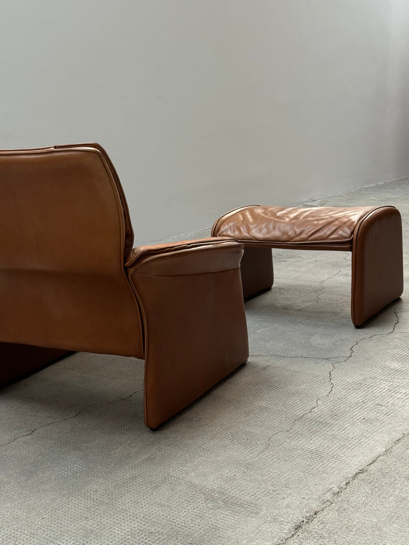 COGNAC LEATHER SEATING GROUP ARMCHAIR SOFA OTTOMAN IM THE STYLE OF DE SEDE, 1980s