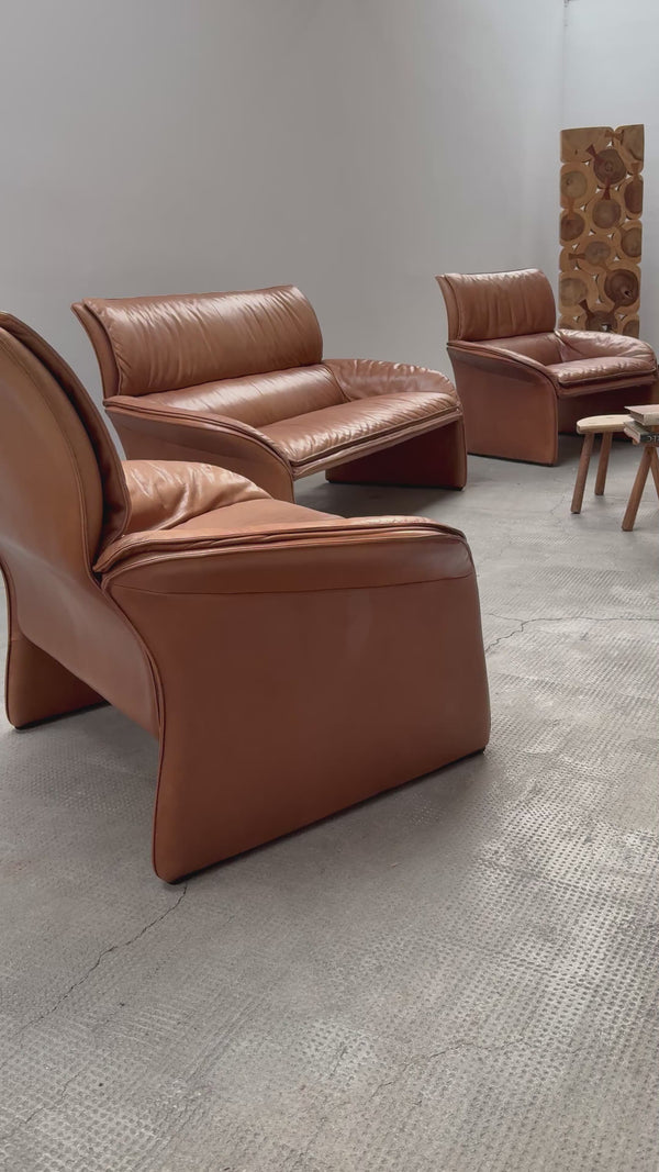 COGNAC LEATHER SEATING GROUP ARMCHAIR SOFA OTTOMAN IM THE STYLE OF DE SEDE, 1980s